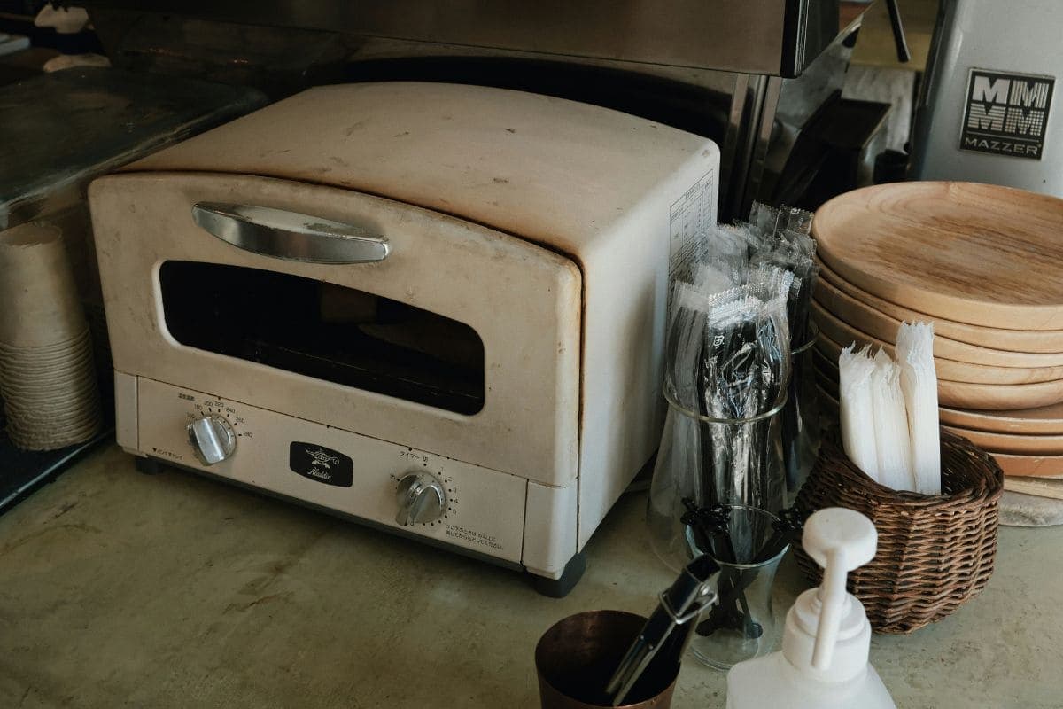 How to Clean a Toaster: Crumbs, Interior, and Exterior