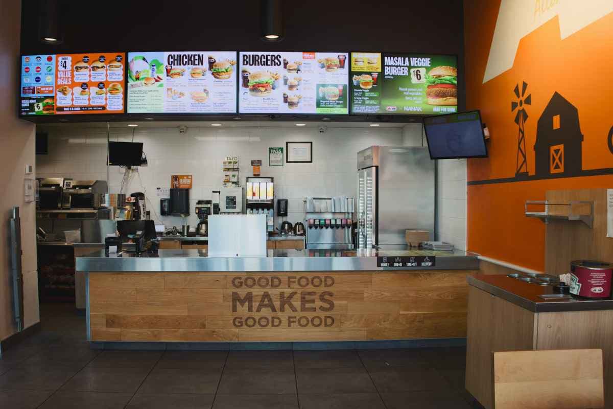 Fast Food Near Me Open Now: 15 Chains to Check Instantly