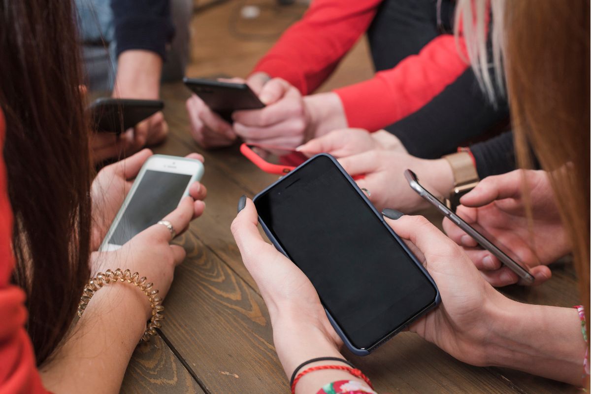 Curated visual reference: Visual Reference: Free Medicare Phones Clarifying Eligibility For A Free Cell Phone