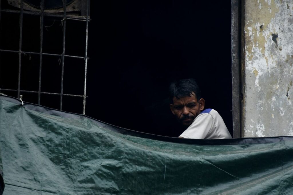 how-do-free-phone-deals-work-low-income-people