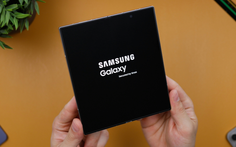 free-galaxy-z-flip-4-1