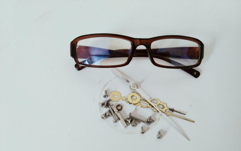 how-to-fix-loose-glasses-at-home