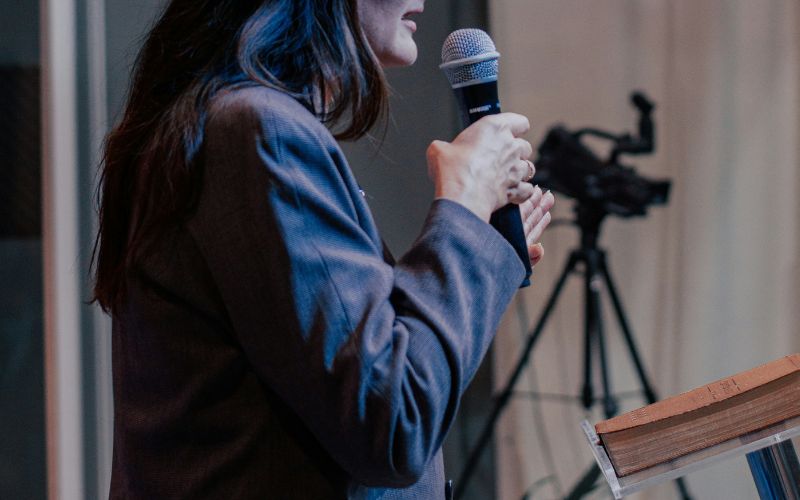 how-to-speak-in-public-confidently-7-habits