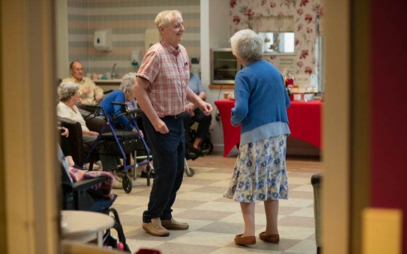 when-to-move-from-assisted-living-to-memory-care-how-to-choose