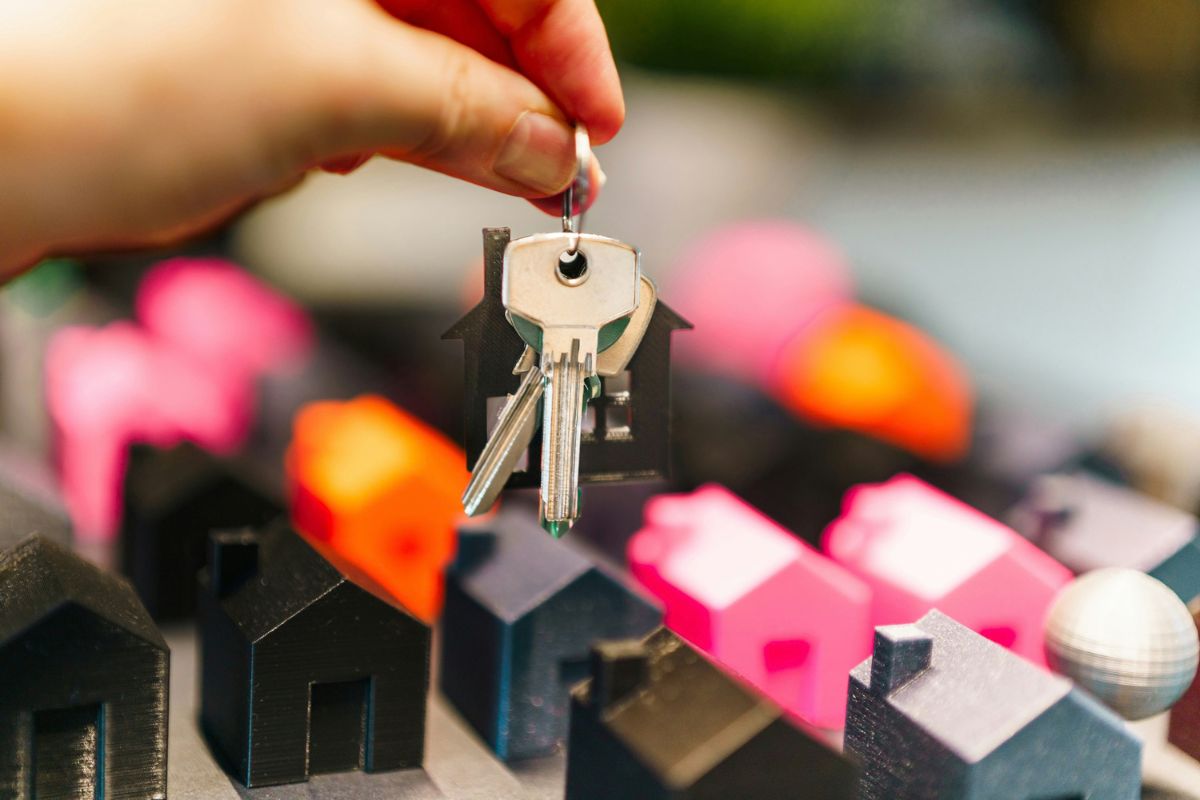 Grants for Single Moms to Buy a House: Where to Find Real Homebuyer Assistance