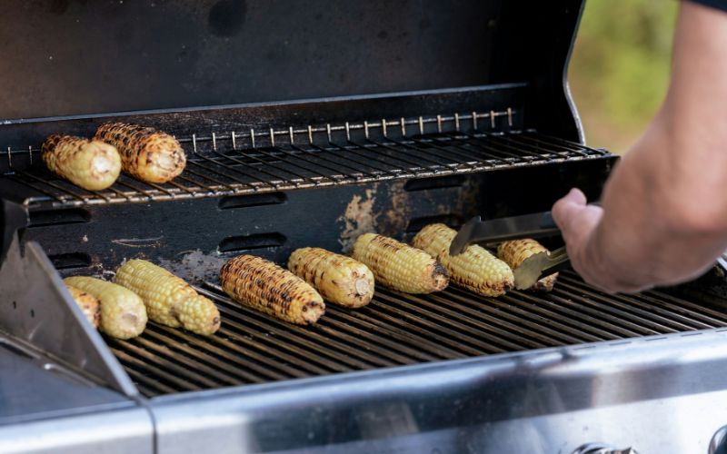how-to-grill-corn-on-the-cob-with-and-without-husk